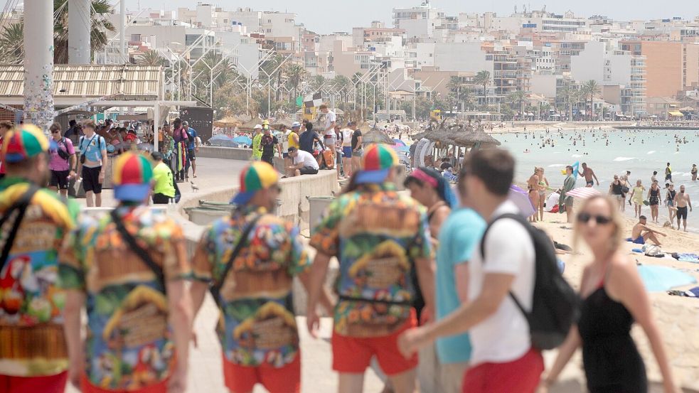 Die Strandpromenade Arenal auf Mallorca ist Ende Juni gerammelt voll. Die Mallorquiner sind zunehmend genervt von Touristen. Foto: dpa/Clara Margais