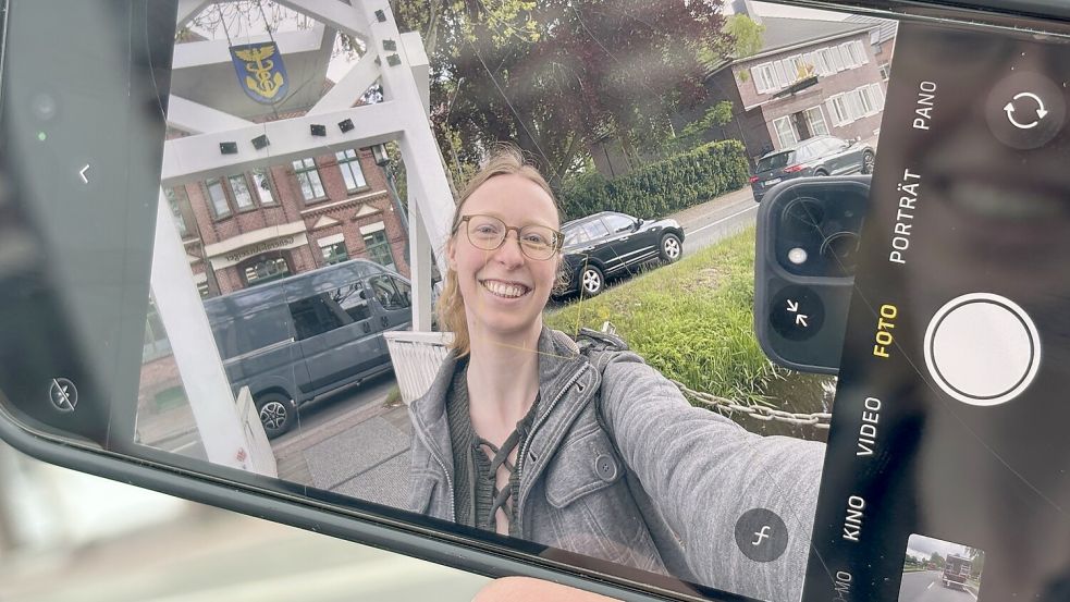 Redaktions-Kollegin Jasmin Oltmanns hat schon mal vorgelegt und ein Selfie an einer der typischen Fehnbrücken gemacht. Sicher ein beliebtes Fotomotiv bei Gästen. Foto: Marion Janßen