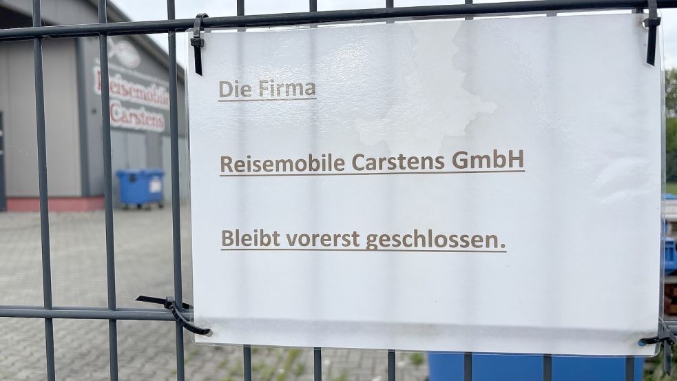 Ein Schild am Zaun des Firmengeländes weist darauf hin, dass Reisemobile Carstens „vorerst geschlossen" bleibt. Foto: Lars Löschen/Archiv