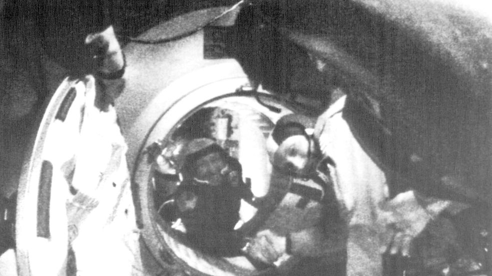 Vor 50 Jahren begann mit dem historischen Händedruck der Russen und Amerikaner im All auch die Zusammenarbeit der Großmächte im Weltraum. (Handout) Foto: picture alliance / dpa