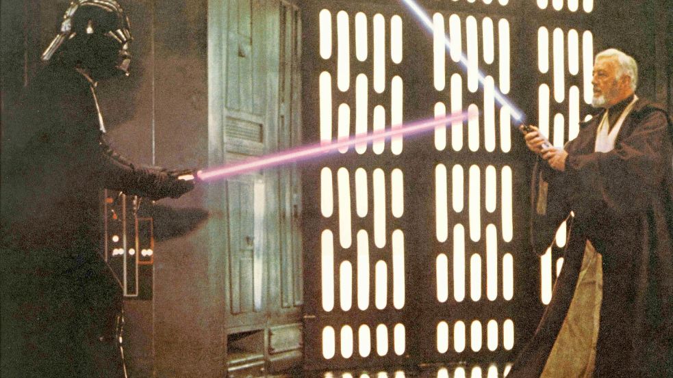 Darth Vader (links, gespielt von David Prowse) im Kampf gegen Obi-Wan Kenobi (gespielt von Alec Guinness). Das Laserschwert des „Star Wars“-Bösewichten wird demnächst versteigert. Foto: IMAGO/Capital Pictures