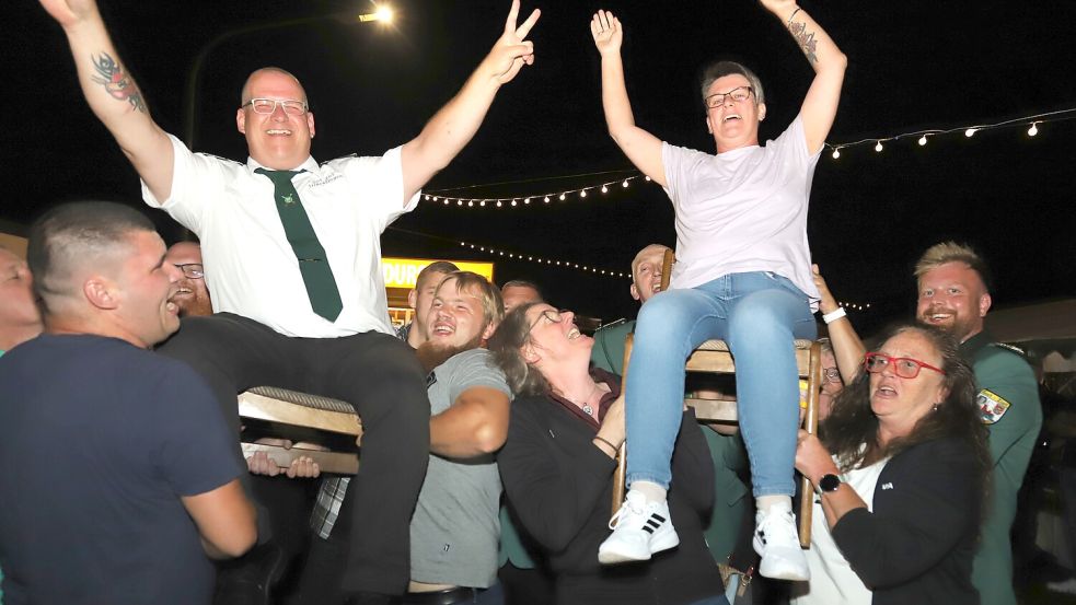 Die Schützen feierten die neue Schützenkönigin Tanja Bruse und ihren Mann Michael Bruse. Foto: Hans Passmann