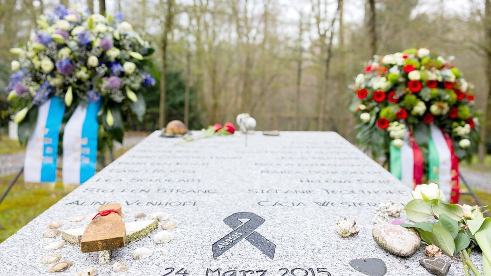 Gedenken an die Opfer eines lebensmüden Co-Piloten. Foto: Rolf Vennenbernd/dpa