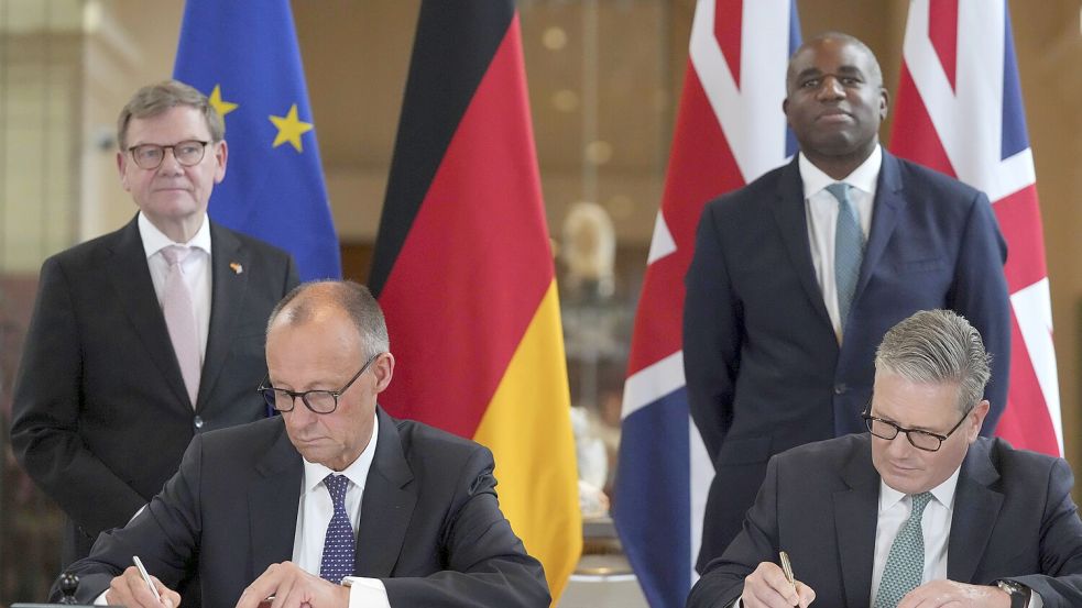 Bundeskanzler Friedrich Merz und der britische Premierminister, Keir Starmer, unterzeichneten das Kooperationsabkommen „Kensington Treaty“. Foto: IMAGO/Pool / i-Images