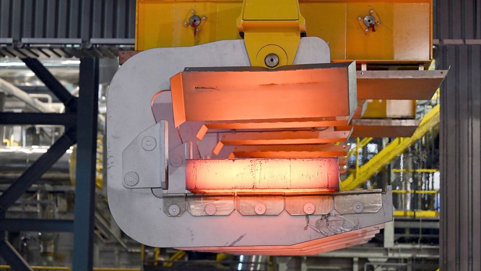 Stahlproduktion bei Thyssenkrupp-Steel: Hier wird flüssiger Stahl in große feste Blöcke, sogenannte Brammen, gewandelt. Foto: Federico Gambarini/dpa