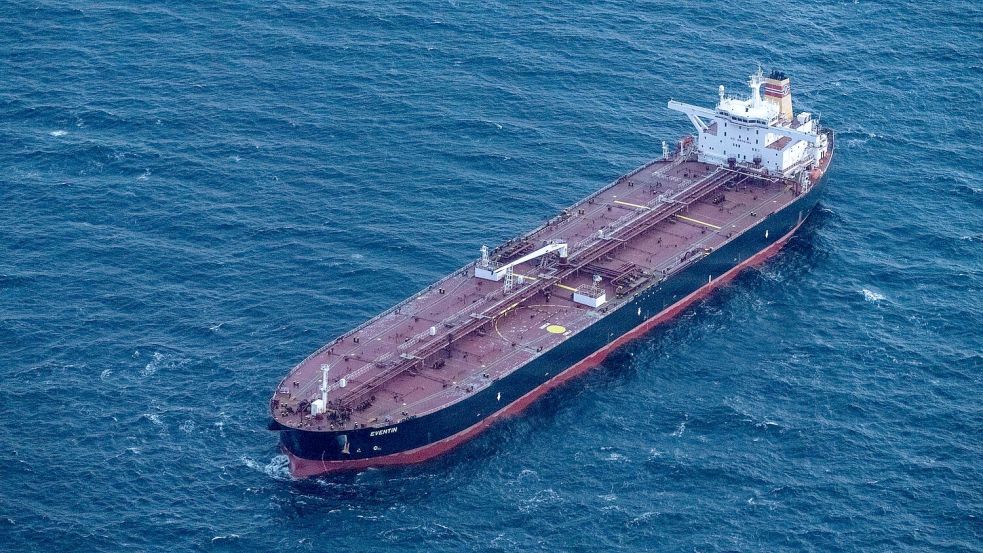 Der Tanker „Eventin“ ist eines der Schiffe, gegen die bereits EU-Sanktionen gelten. (Archivbild) Foto: Stefan Sauer/dpa