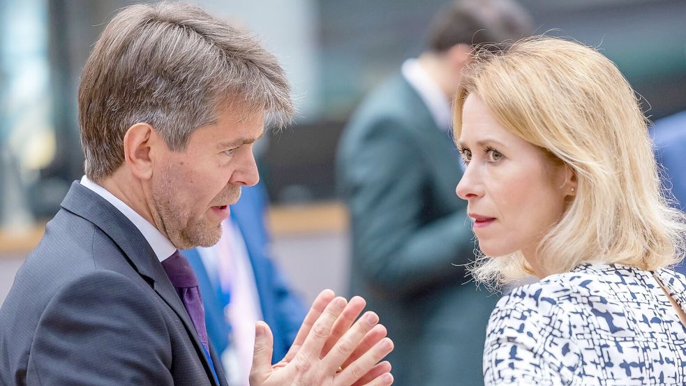 Zwischen der Slowakei und der EU gab es zuletzt hitzige Debatten: Hier spricht der slowakische Europastaatssekretär Marek Estok mit der EU-Außenbeauftragten Kaja Kallas. Foto: Geert Vanden Wijngaert/AP/dpa