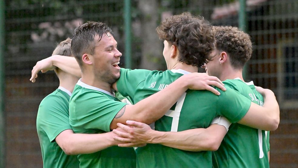 Joel Janssen (mit dem Rücken zum Bild) traf kurz vor der Halbzeit zum 4:0. Fotos: Doden/Blomberg