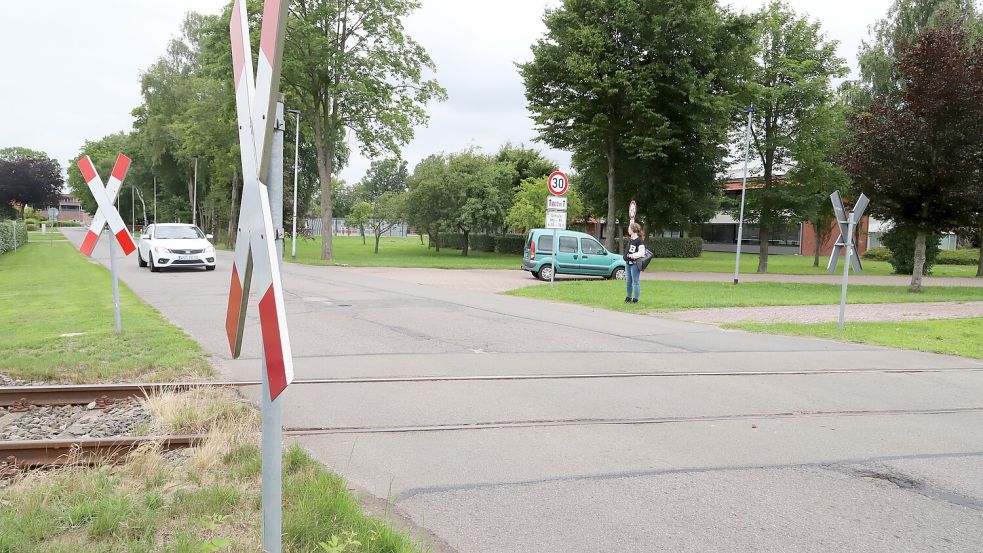 Noch sichern Andreaskreuze den Bahnübergang an der Westmarkstraße. Durch den geplanten Ausbau wird die Deutsche Bahn eine Schrankenanlage errichten und so für mehr Sicherheit im Verkehr sorgen. Foto: Passmann