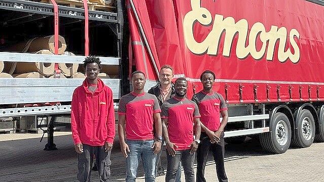 Niederlassungsleiter Thorsten Sembach (Mitte) mit den Azubis (von links) Elisee, Toure, Joseph und Yvan. Foto: Emons