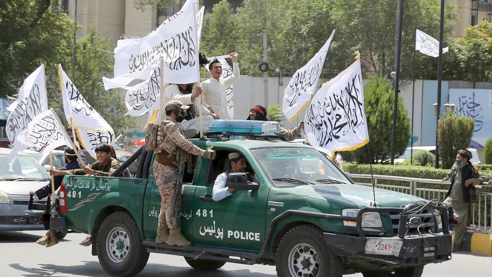Taliban-Kämpfer feiern den Jahrestag des Abzugs der US-geführten Truppen aus Afghanistan. (Archivbild) Foto: Siddiqullah Alizai/AP/dpa