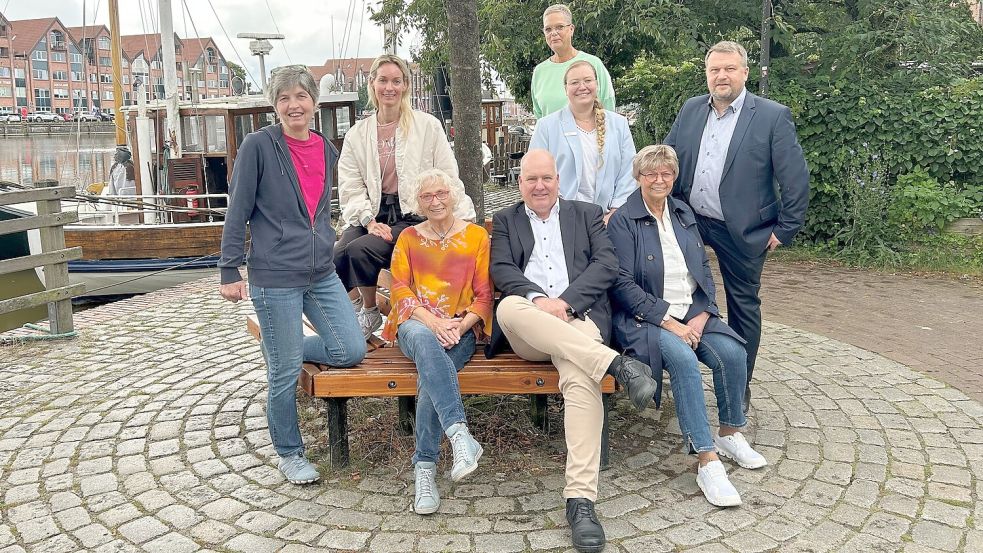 Das Foto zeigt (stehend, von links): Marlies Smidt (Hopiz-Initiative Leer), Sabine Bierwirth (Zeitungsgruppe Ostfriesland), ganz oben Silvia Densow (Stadtmarketing und Tourismus Stadt Leer), Lilith Mazurek (Sparkasse Leer-Wittmund) und Andy Kampen (Bünting) sowie (sitzend, von links) Gretel Bluhm-Janssen (Hospiz-Initiative Leer), Bürgermeister Claus-Peter Horst und Inge Sparringa (Organisatorin des Kunst- und Handwerkermarktes). Foto: Stadt Leer