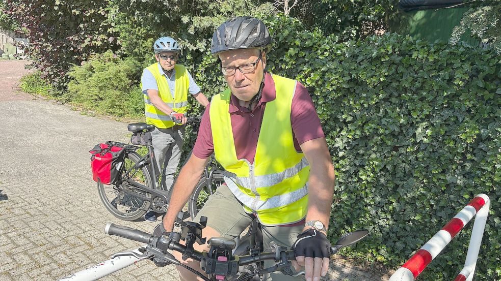 Gernot Knipper (links) und Harm Paasman vom ADFC Westoverledingen berichten von den Problemen auf den Radwegen in Westoverledingen. Fotos: Dirk Hellmers