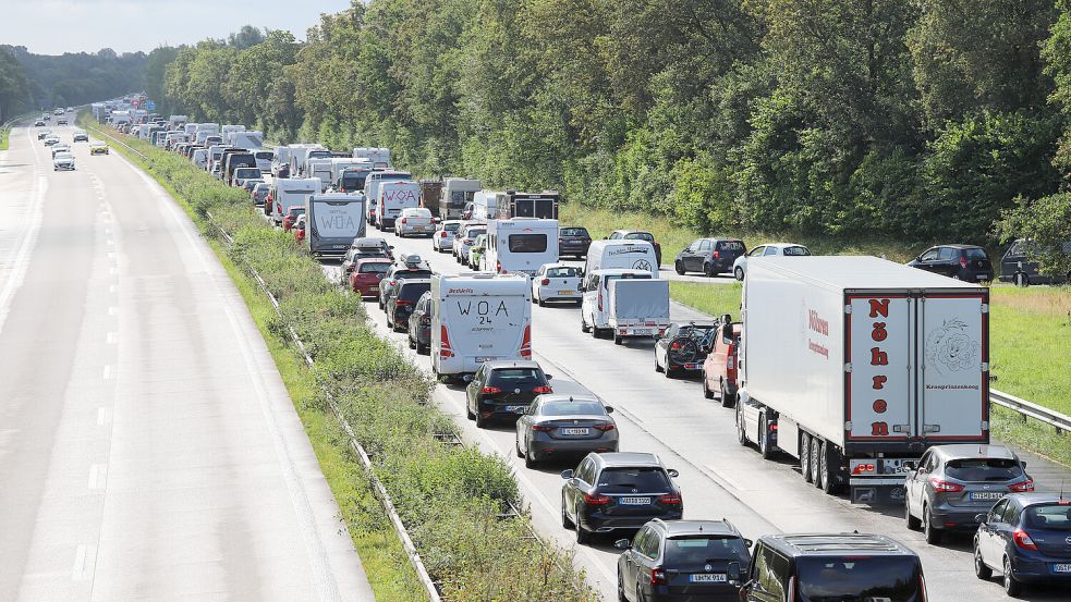Der Wacken-Anreise-Verkehr führt regelmäßig zu Staus. In diesem Jahr könnte es vor allem auf der A23 zwischen Hamburg und Pinneberg eng werden. Foto: Florian Sprenger