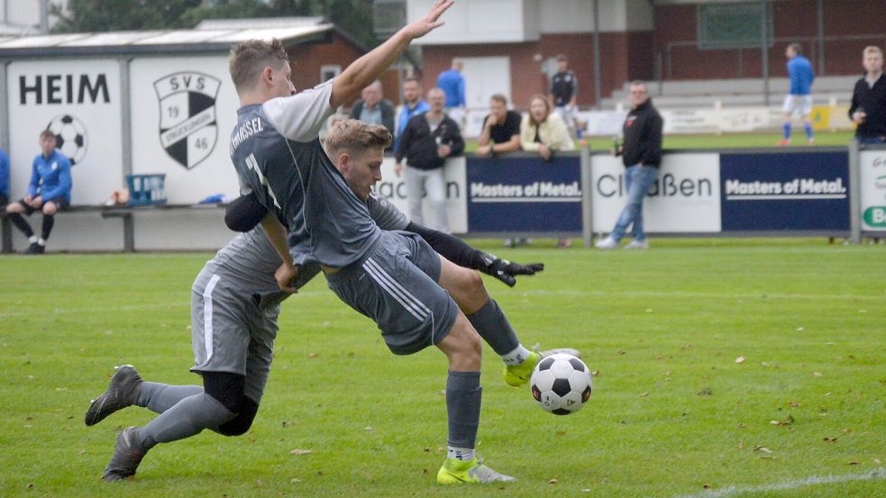 Jannik Sondag nutzt einen Abwehrfehler des Mehrenkamper Schlussmannes Kevin Plaum und trifft zur zwischenzeitlichen 2:1-Führung für den STV Barßel. Foto: Holger Weers