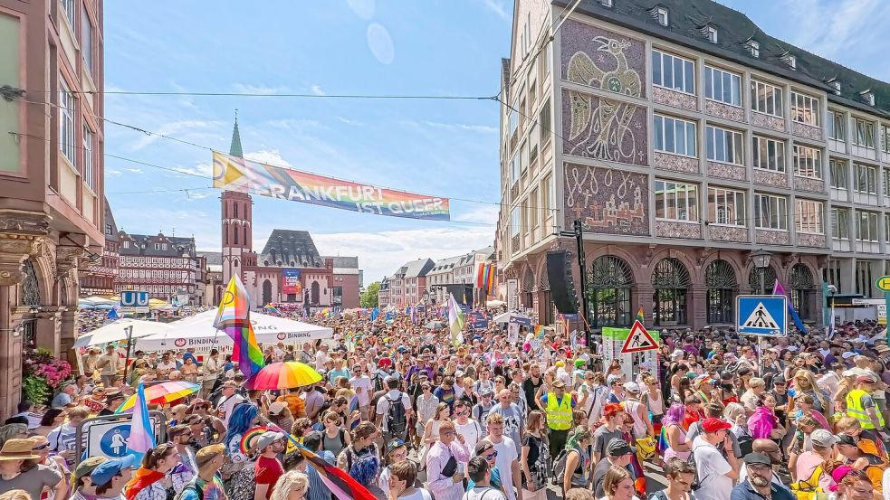 Rund um den Frankfurter Römerberg dominierten Regenbogenfahnen. Foto: Andreas Arnold/dpa
