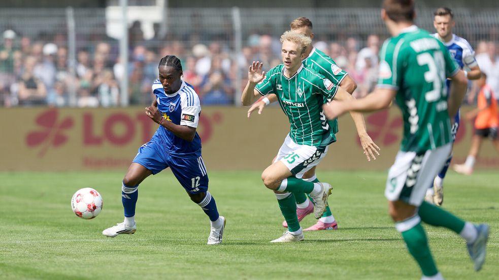 Kickers Emden (am Ball Michael Igwe) bot dem SV Werder (Mitte Leon Opitz) ordentlich Paroli. Foto: Jens Doden/Emden
