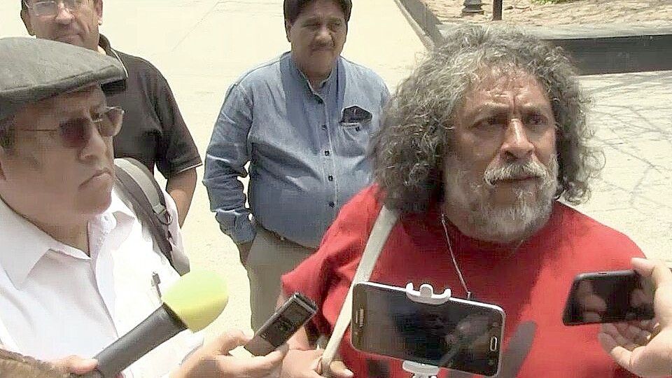 Der Journalist Sergio Ocampo (r) spricht am 14.05.2017 mit der Presse in Chilpancingo, Mexiko, nachdem er zusammen mit weiteren sechs Kollegen auf einer Landstraße von rund 100 vermummten Bandenmitgliedern überfallen wurde. Foto: dpa/Juan Jose Romero