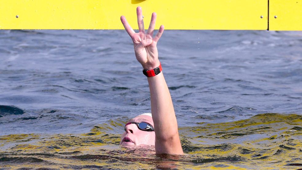 Florian Wellbrock zeigt es an: Vier Goldmedaillen hat er in Singapur gewonnen. Foto: Vincent Thian/AP/dpa