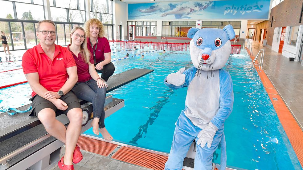 Leer hat ein Schwimmbad: Das Plytje. Das Foto zeigt Holger van der Slyk (von links), verantwortlich für die Schwimmschule, sowie die Geschäftsführerinnen Lisa Kesse und Anja Buse mit dem Maskottchen Pietje anlässlich des fünfjährigen Bestehens im Februar 2024. Foto: Archiv