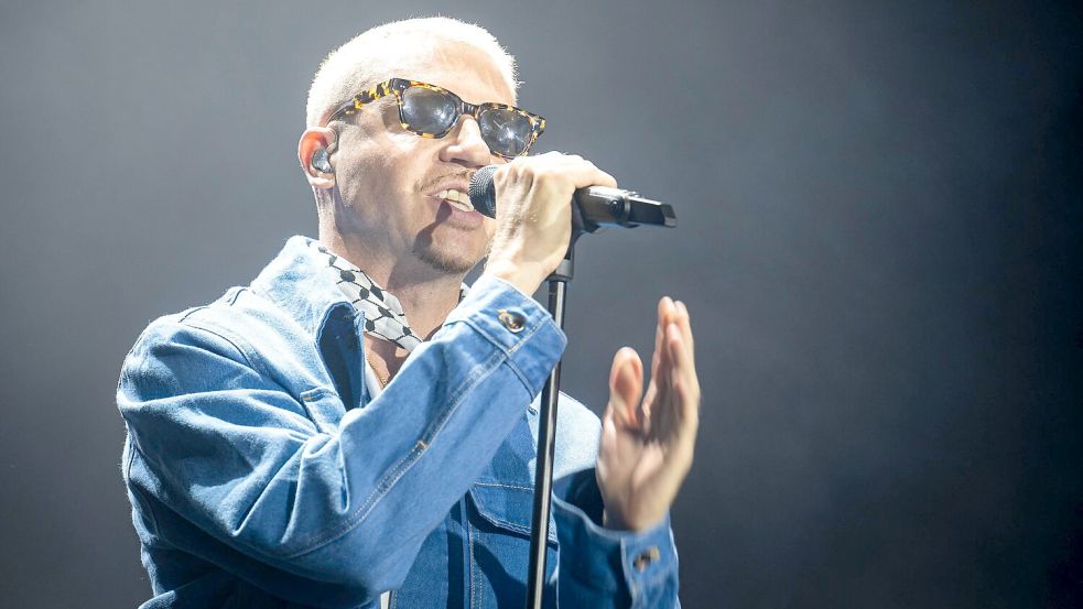 Der US-Rapper Macklemore spielte auf dem Deichbrand-Festival 2025 als Headliner und warf Israel auf der Bühne erneut einen Völkermord vor. Foto: Sina Schuldt/dpa