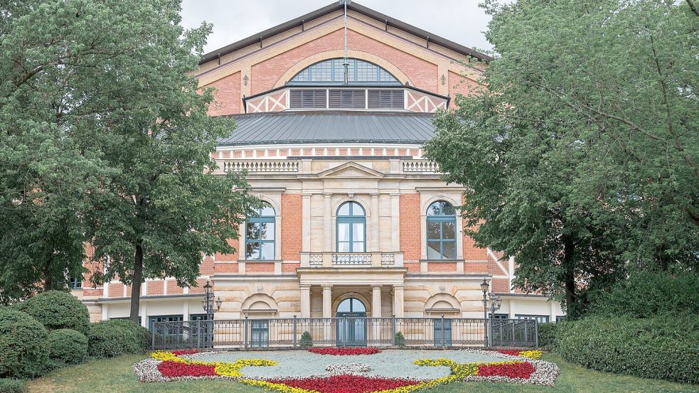Das Bayreuther Festspielhaus am Grünen Hügel. (Archivbild) Foto: Daniel Vogl/dpa