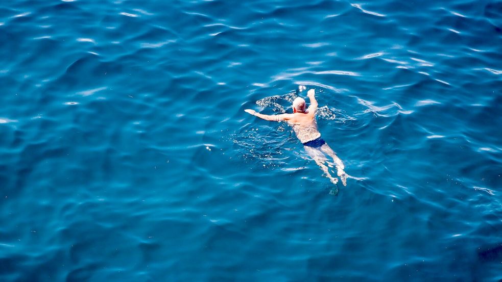 Es dauert nur wenige Sekunden und keiner wird es mitbekommen. Aber ist im Meer urinieren schlimm? Foto: Unsplash/Sarah Labuda