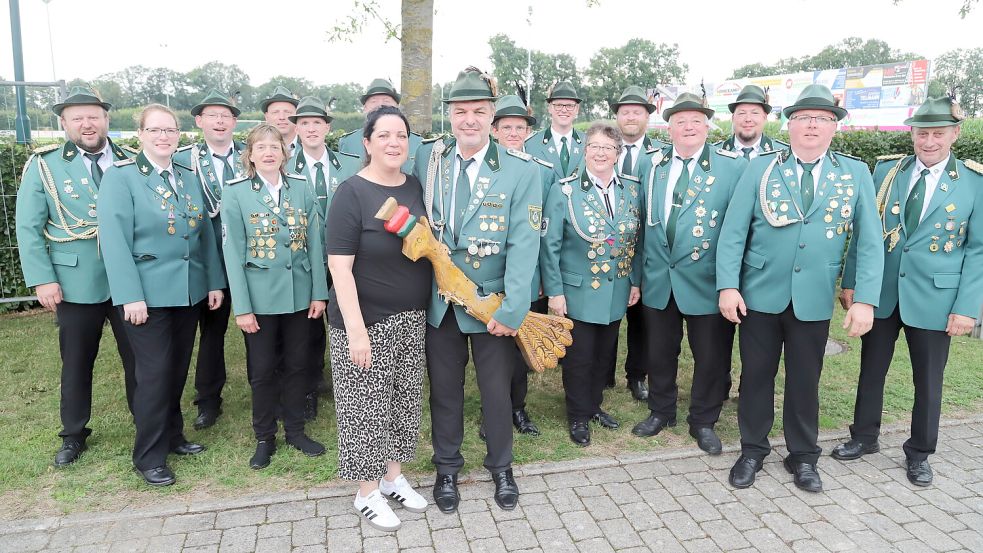 Gerd Meemken (mit Adler) und Ehefrau Bianca bilden das neue Königspaar in Neuscharrel, umringt von Vorstand und Kompaniemitgliedern Achtern Hörne und Neue Siedlung. Foto: Hans Passmann
