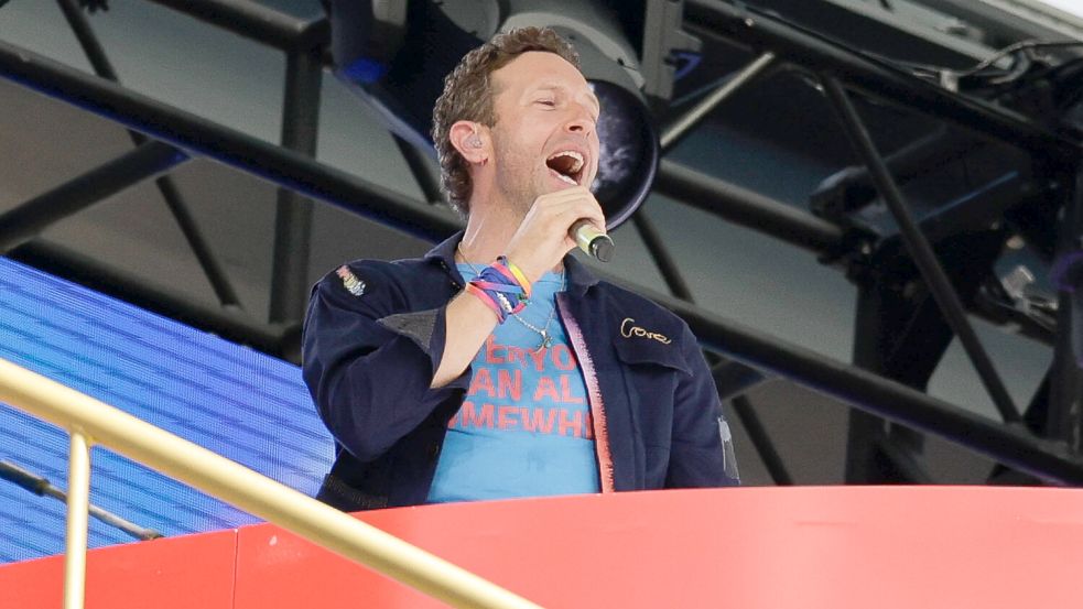 Coldplay-Sänger Chris Martin nimmt das Kiss-Cam-Paar auf die Schippe. Foto: IMAGO/Icon Sportswire