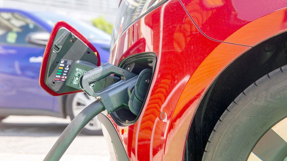 Was ist bei der Benutzung von Ladestationen und dazugehörigen Tarifen zu beachten? Der Ratgeber gibt Antworten. Foto: IMAGO/Herrmann Agenturfotografie