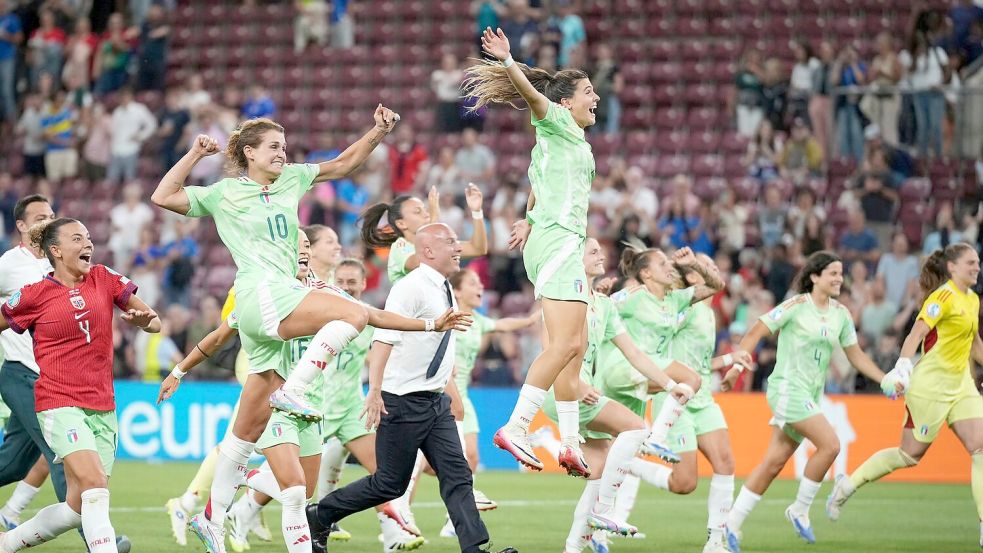 Italiens Fußballerinnen bejubeln den Halbfinal-Einzug bei der EM. Foto: Alessandra Tarantino/AP/dpa
