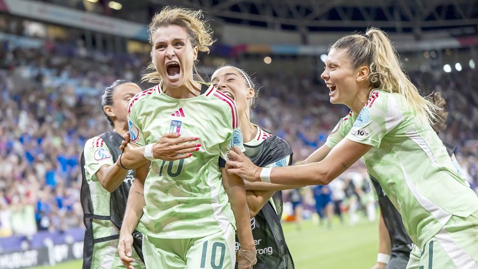 Kapitänin Cristiana Girelli traf im Viertelfinale doppelt und sorgte für Extase im Team. Foto: Martial Trezzini/KEYSTONE/dpa