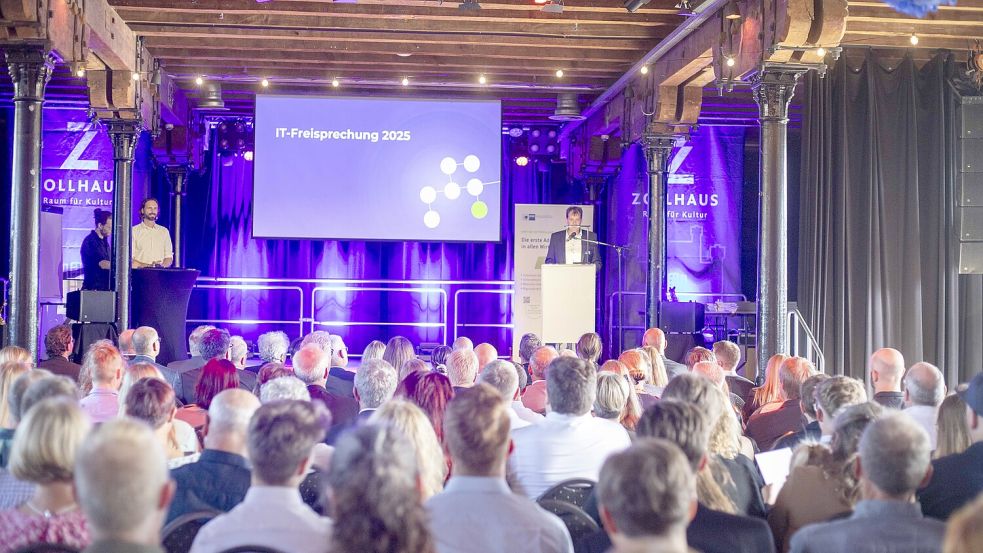 Netzwerk-Vorsitzender Bernd Hillbrands spricht zu den Gästen. Foto. Dora Schneider