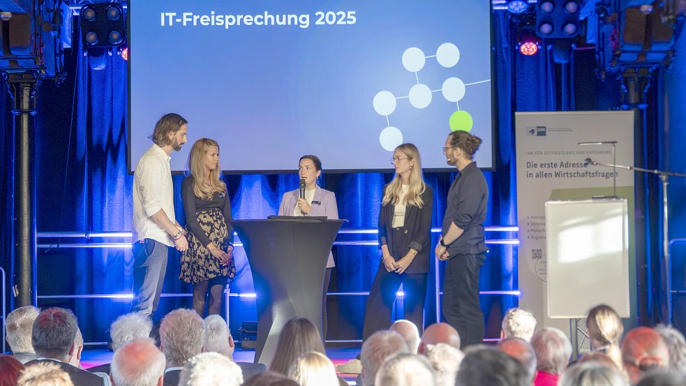 Drei starke Stimmen aus der Praxis (von links): Stefanie Peters, Jule Tirrel und Marika Korte sprachen über Ausbildung, Talente und die Zukunft der IT – ehrlich, klar und motivierend. Foto: Dora Schneider
