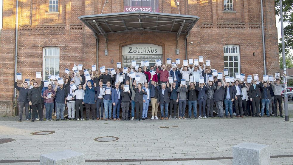 Die IT-Absolventen freuen sich über ihre Zeugnisse. Foto: Dora Schneider