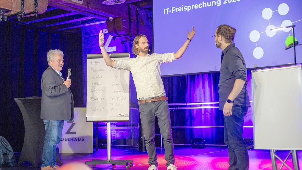 Spontane Sketche auf Zuruf: Jürgen Boese (Mitte) und Fredanko (rechts) brachten die Themen Ausbildung, KI und Fachkräftemangel humorvoll auf die Bühne. Hilfe bekamen die beiden vom Präsidenten der Ostfriesischen Landschaft, Rico Mecklenburg. Foto: Dora Schneider