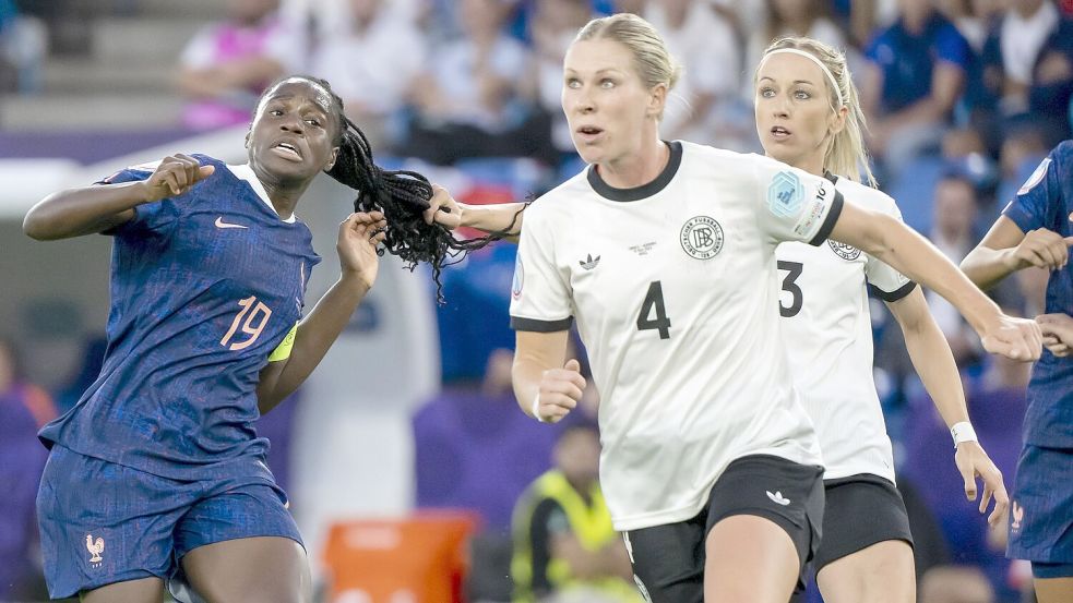 Nach ihrem Aussetzer gegen Griedge Mbock Bathy könnte die EM für Kathrin Hendrich (hinten rechts) beendet sein. Foto: Georgios Kefalas/KEYSTONE/dpa