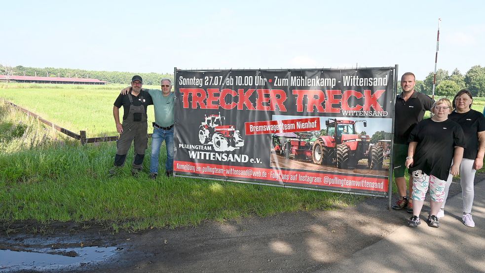 Nach der erfolgreichen Premiere im Vorjahr veranstaltet das Pullingteam Wittensand auch in diesem Jahr einen „Trecker Treck“ und hofft dabei erneut auf viele Besucher. Das Foto zeigt (von links) Christian Remmers, Thomas Büter, Henrick Reens, Kim Engels sowie Petra Engels. Foto: Holger Weers