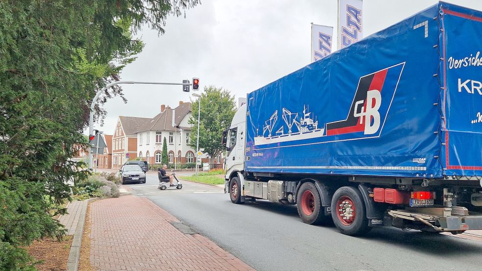 Nach dem Bau der Bedarfsampel in Höhe der Felta-Tankstelle in Weener können Fußgänger und Radfahrer die Fahrbahn der stark frequentierten L31 sicher überqueren. Foto: Tatjana Gettkowski