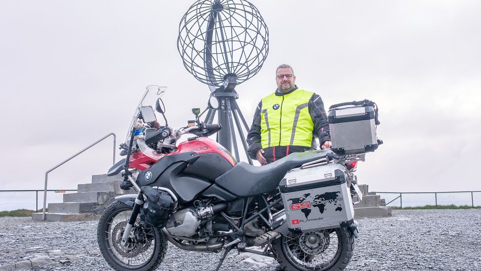 Auf diesem Bild ist tatsächlich tiefste Nacht, auch wenn es gar nicht danach aussieht. NOZ-Fotograf und Motorradreisender André Havergo um 3.27 Uhr am Nordkap. Foto: André Havergo