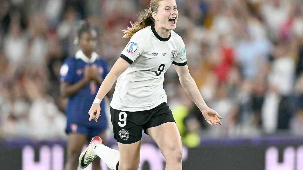 Nach dem Sieg im Viertelfinale gegen Frankreich gibt es bei den DFB-Frauen kein halten mehr: Sjoeke Nüsken ist die Erleichterung und Freude nach dem Elfmeter-Krimi sichtlich anzusehen. Foto: AFP/SEBASTIEN BOZON