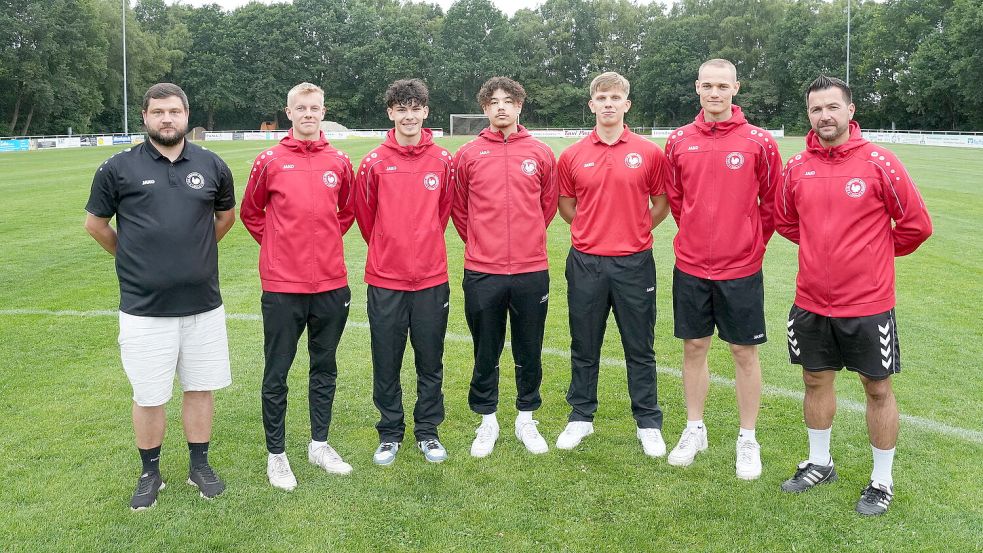 Wiesmoors Sportlicher Leiter Christian Neumann (links) und das Trainerteam Nils Lammers (Zweiter von rechts) und Timo Pohling (rechts) freuen sich über die Neuzugänge (ab Zweiter von links) Nico Rahmann, Elias Simsek, Enrico Trinh und Timo Vieler. Auf dem Foto fehlen die Neuzugänge Justin Maness, Raik de Buhr, Til Aden, Jelde Meyer, Jan-Ole Marten und Sven Oejen. Foto:Heiner Steenhoff