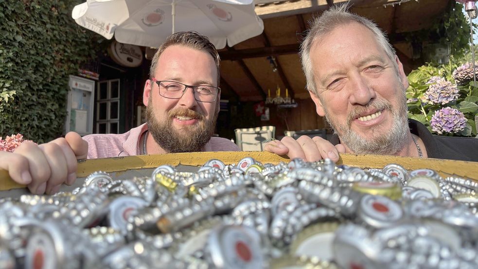 Hajo (links) und Wilfried Bruns haben mit ihren Freunden und Nachbarn fast zehn Jahre gesammelt. Foto: Lars Löschen
