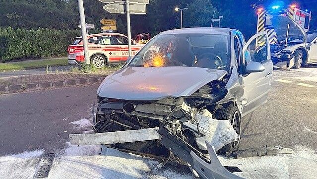 Nach dem schweren Unfall auf der Bundesstraße 70 in Höhe der Grünen Straße in Großwolde am Montagabend waren der Notarzt und der Rettungsdienst schnell vor Ort. Foto: Carsten Ammermann
