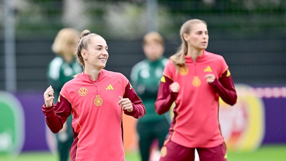 Zuversichtlich vor dem Halbfinale: Sophia Kleinherne (l.) und Jule Brand. Foto: Sebastian Gollnow/dpa