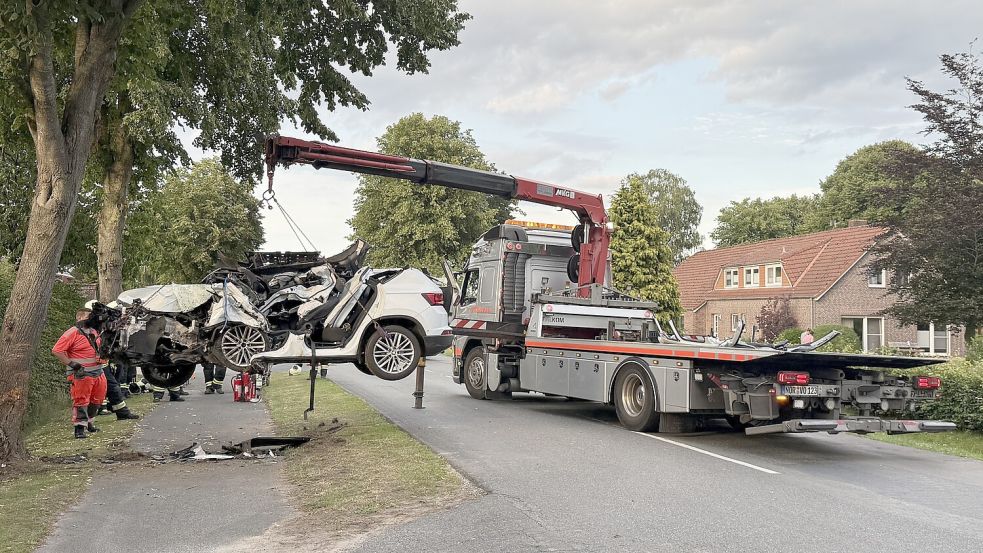 Die Fahrerin war laut Feuerwehr schwerst eingeklemmt. Foto: Sönke Geiken/Freiwillige Feuerwehr Aurich