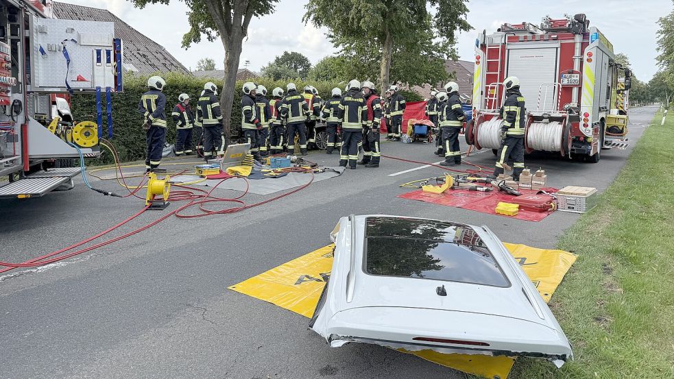 Bei der Befreiung der Frau kam hydraulisches Gerät zum Einsatz. Foto: Sönke Geiken/Freiwillige Feuerwehr Aurich