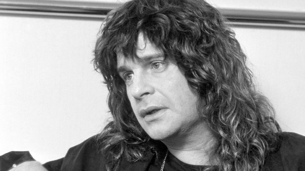 Dass er einer Fledermaus auf der Bühne den Kopf abgebissen hatte, brachte ihm endgültig den Ruf eines Satanisten ein. Ozzy Osbourne beteuerte, damit nichts zu tun zu haben. Er hielt das Tier für eine Attrappe. Foto: Mark Lennihan/AP/dpa