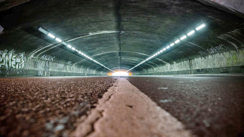 Durch den Tunnel führte für alle Besucher der Weg auf das Festivalgelände. Hier kam es zu dem tödlichen Gedränge. (Archivbild) Foto: Christoph Reichwein/dpa