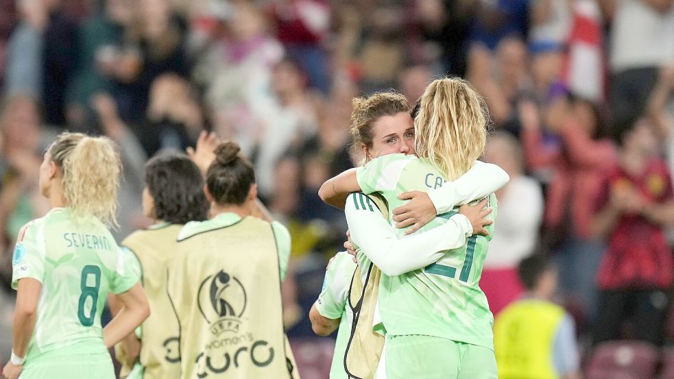 Cristiana Girelli und Michela Cambiaghi (r) betrauern das dramatische Halbfinal-Aus. Foto: Alessandra Tarantino/AP/dpa